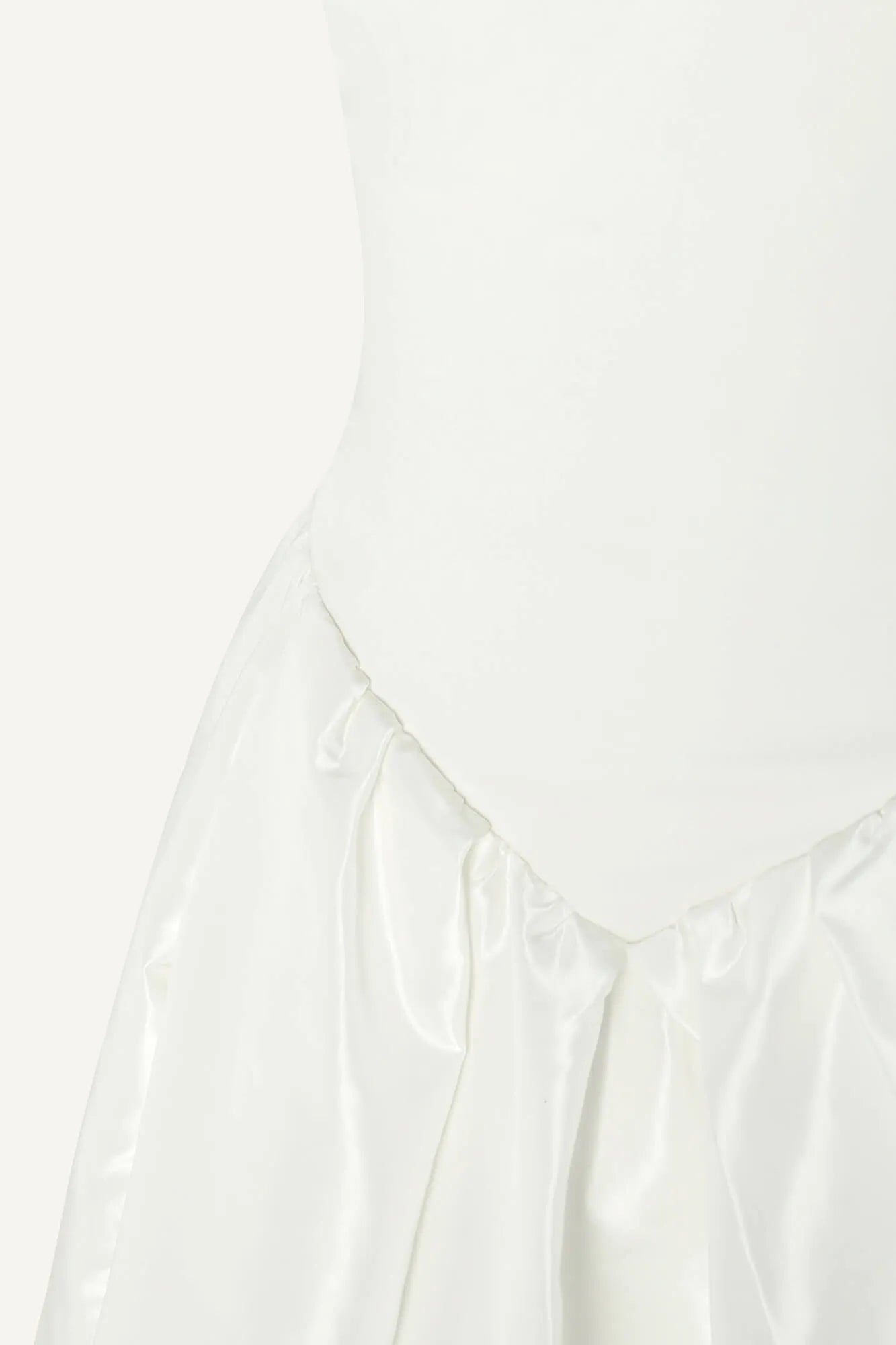 Vestido Midi com Saia Voluminosa em Tom Neutro