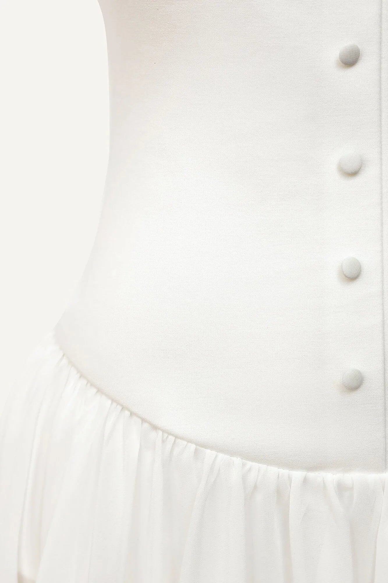 Vestido Longo com Saia Esvoaçante e Botões Decorativos