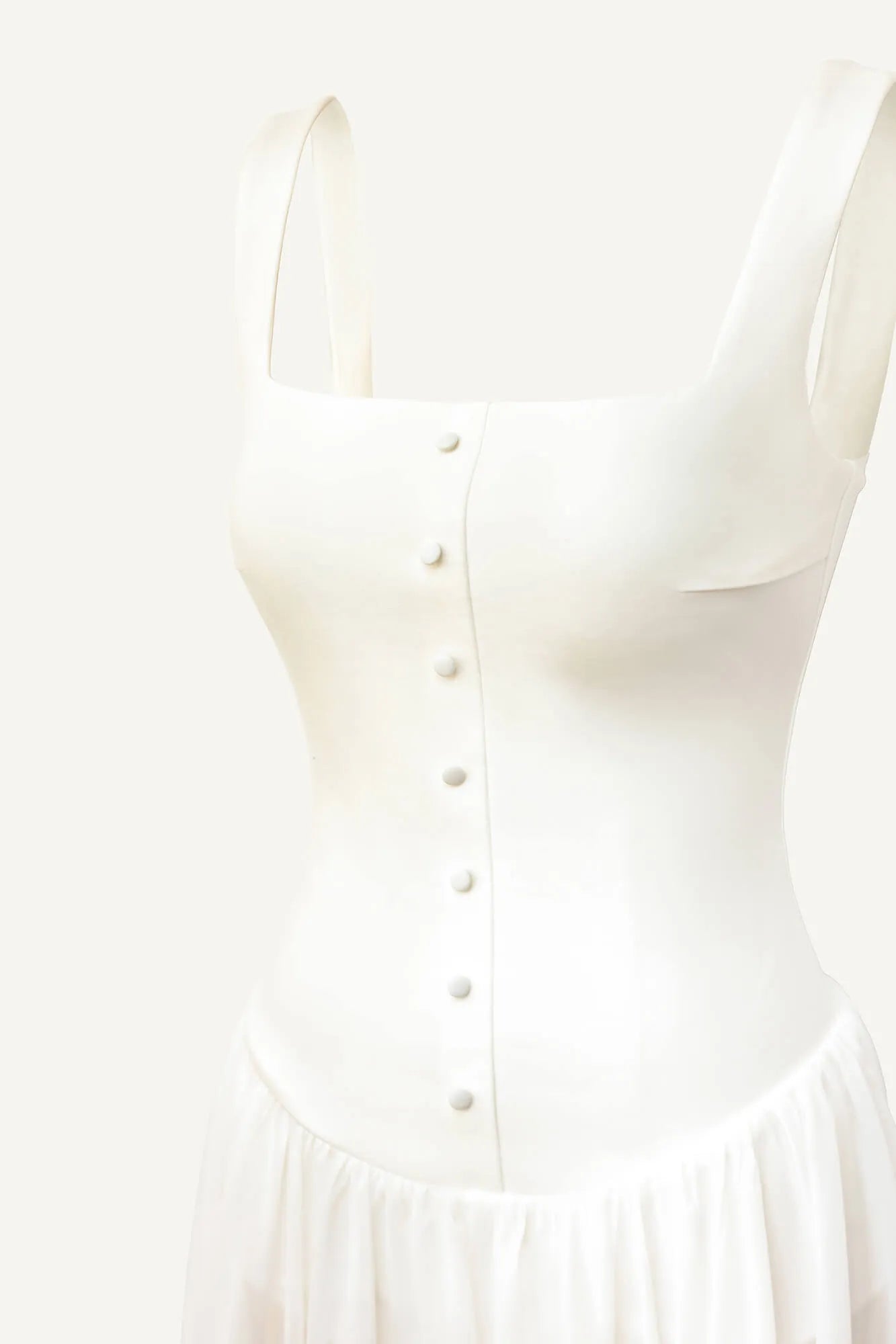 Vestido Longo com Saia Esvoaçante e Botões Decorativos