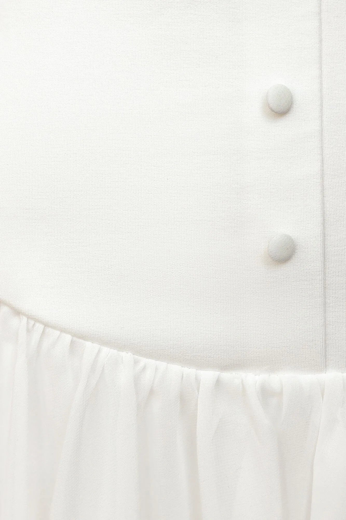 Vestido Longo com Saia Esvoaçante e Botões Decorativos