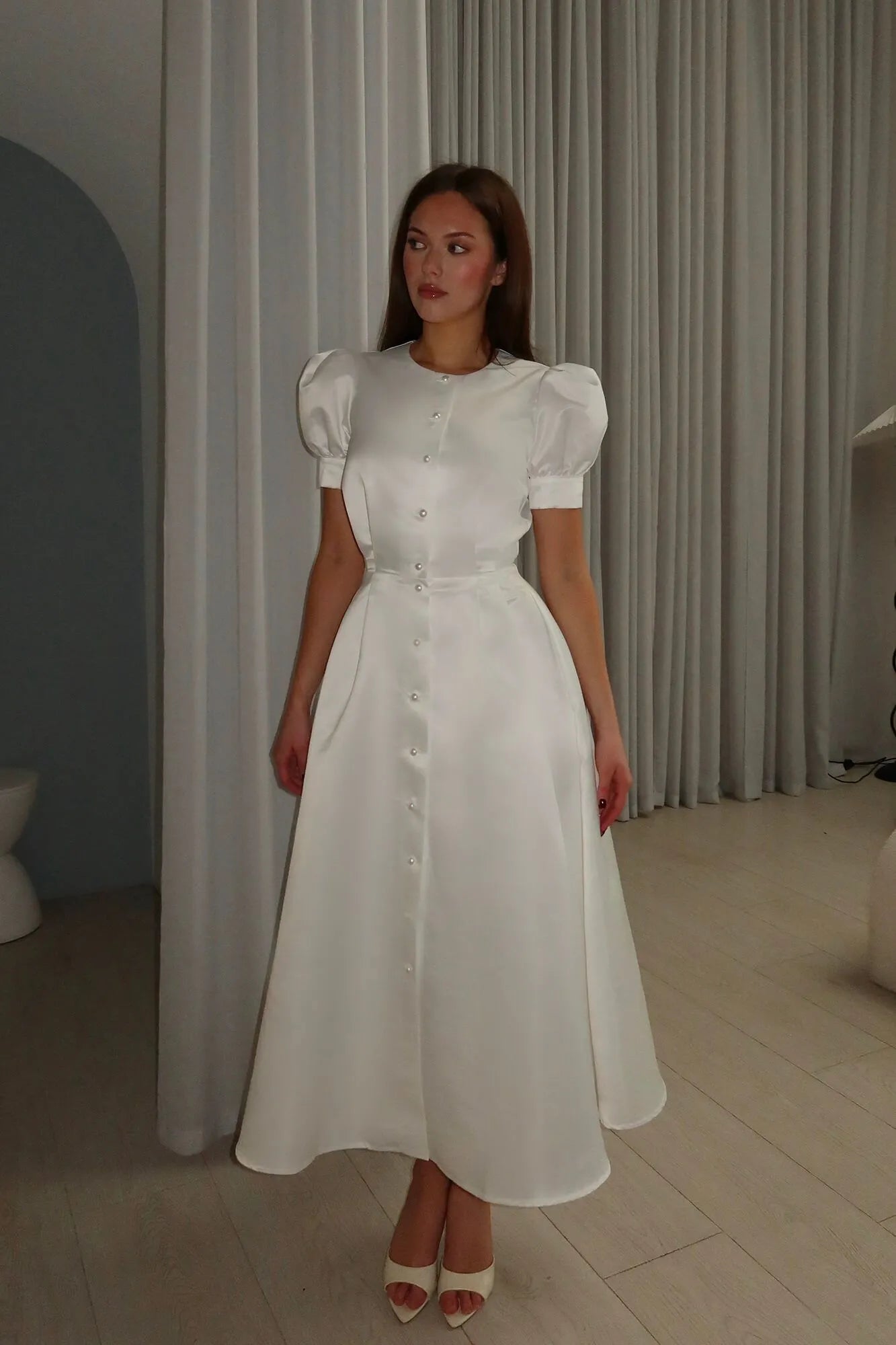 Vestido Midi com Botões Frontais e Saia Volumosa