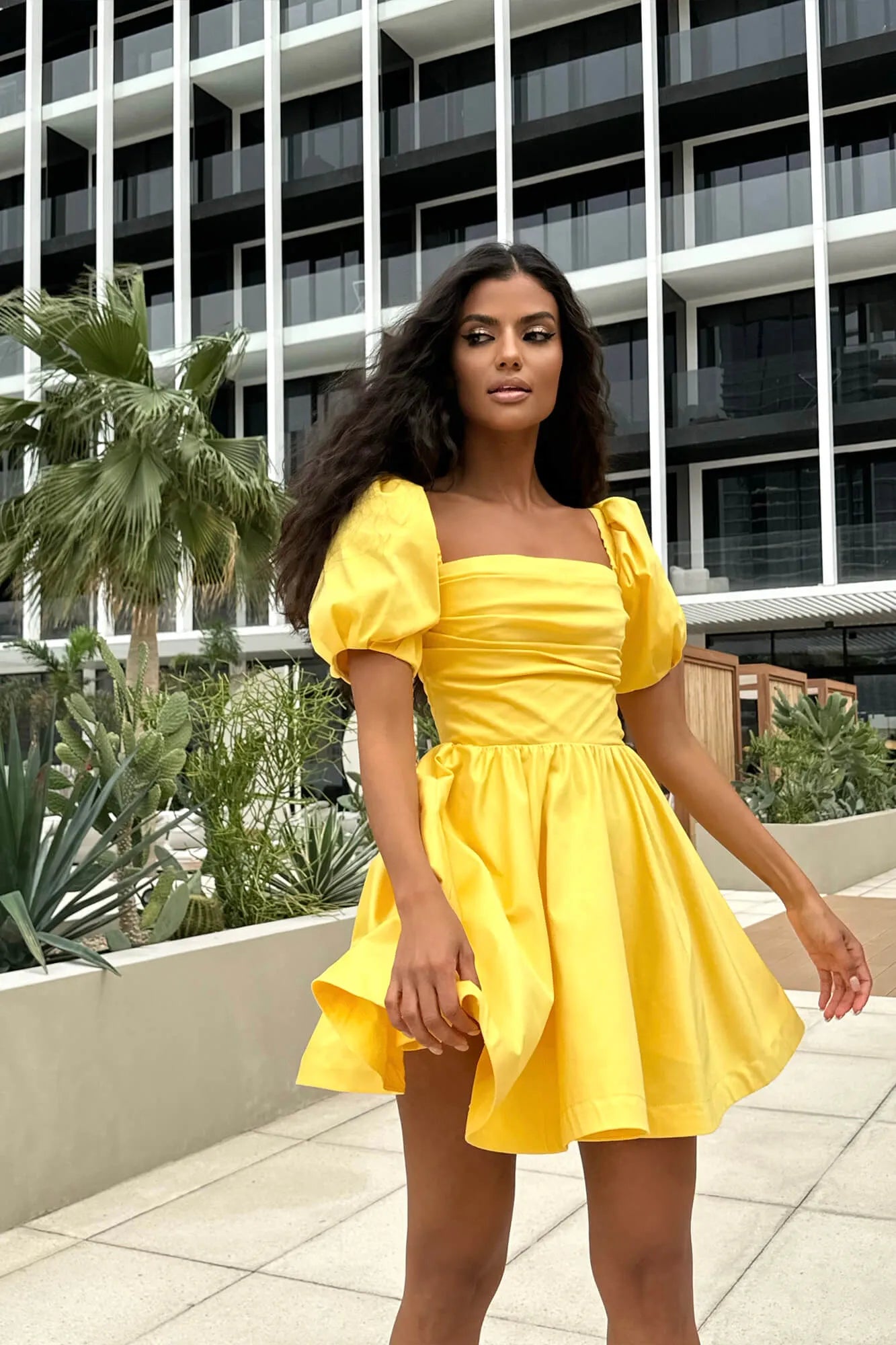 Vestido Mini com Drapeado no Busto e Mangas Bufantes