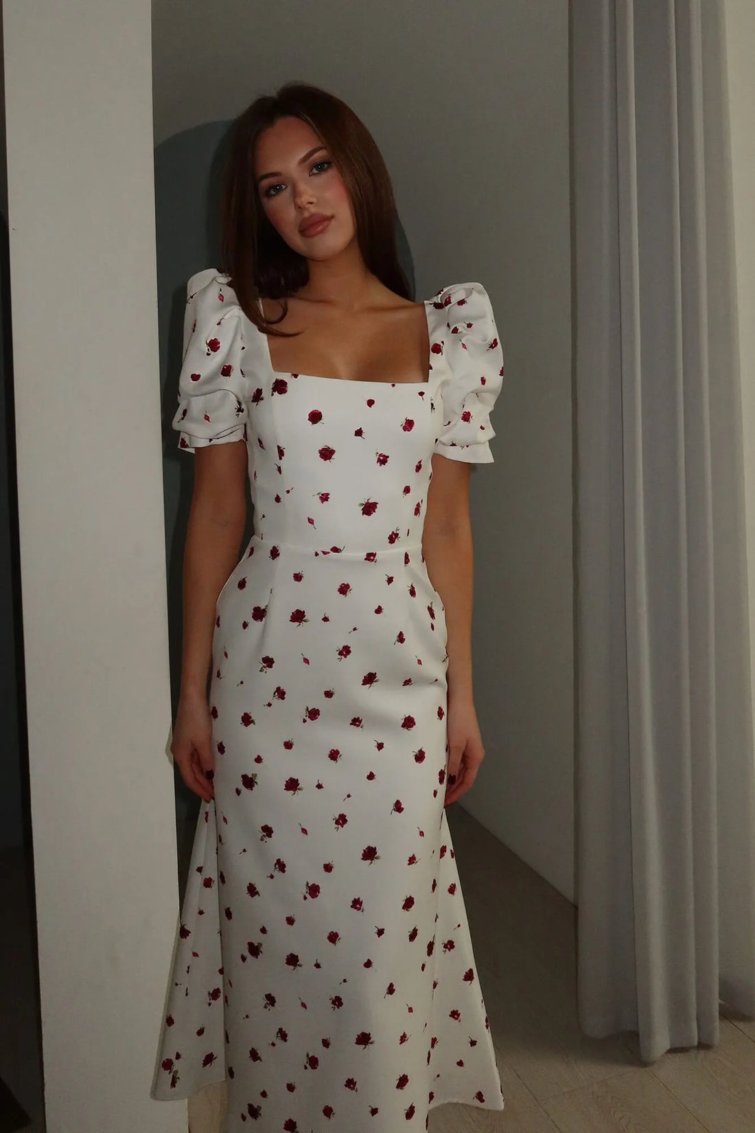 Vestido Midi com Decote Quadrado e Saia Godê