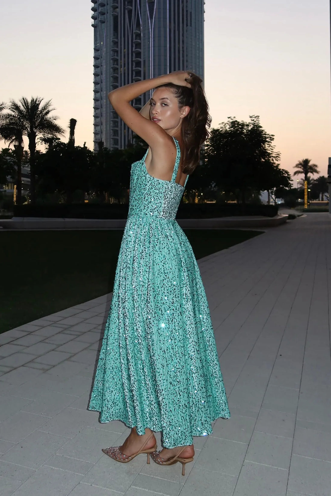 Vestido Midi de Veludo com Corset Estruturado e Paetês