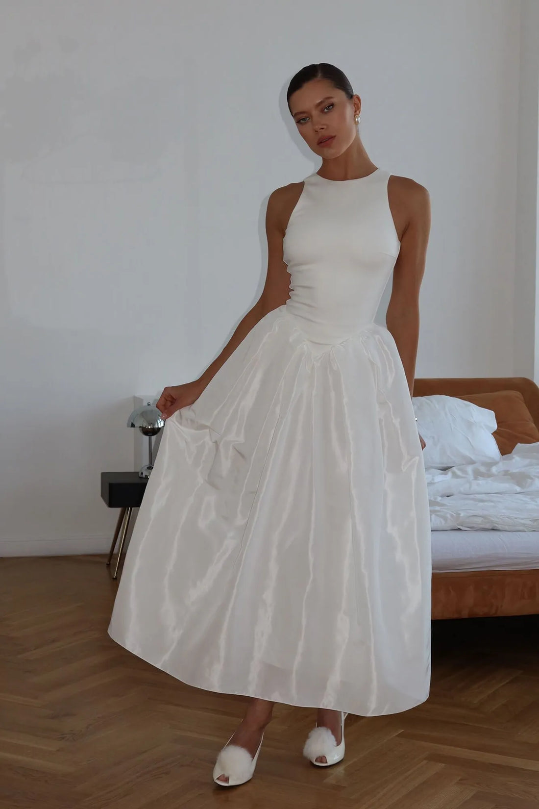 Vestido Midi com Saia Voluminosa em Tom Neutro