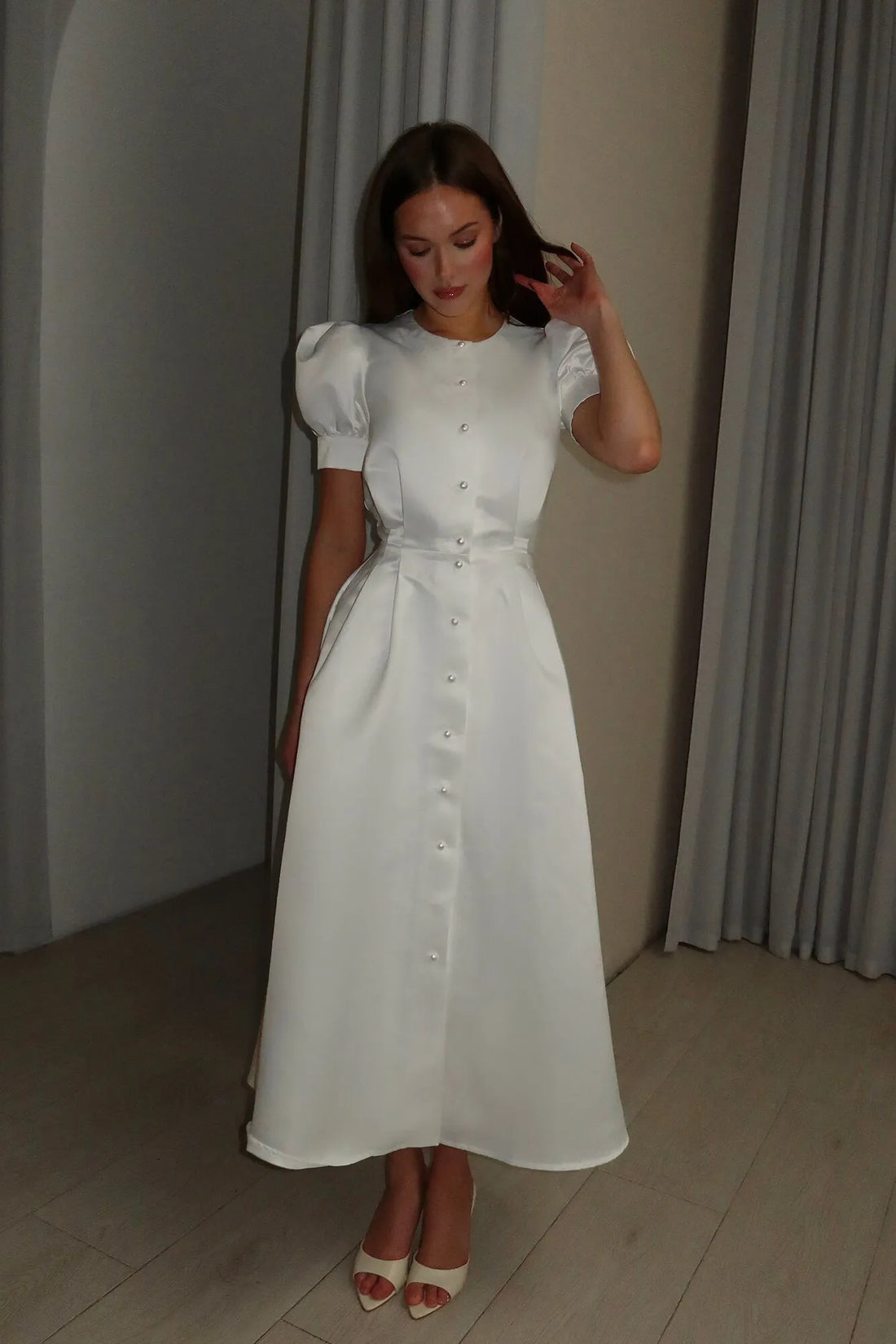 Vestido Midi com Botões Frontais e Saia Volumosa