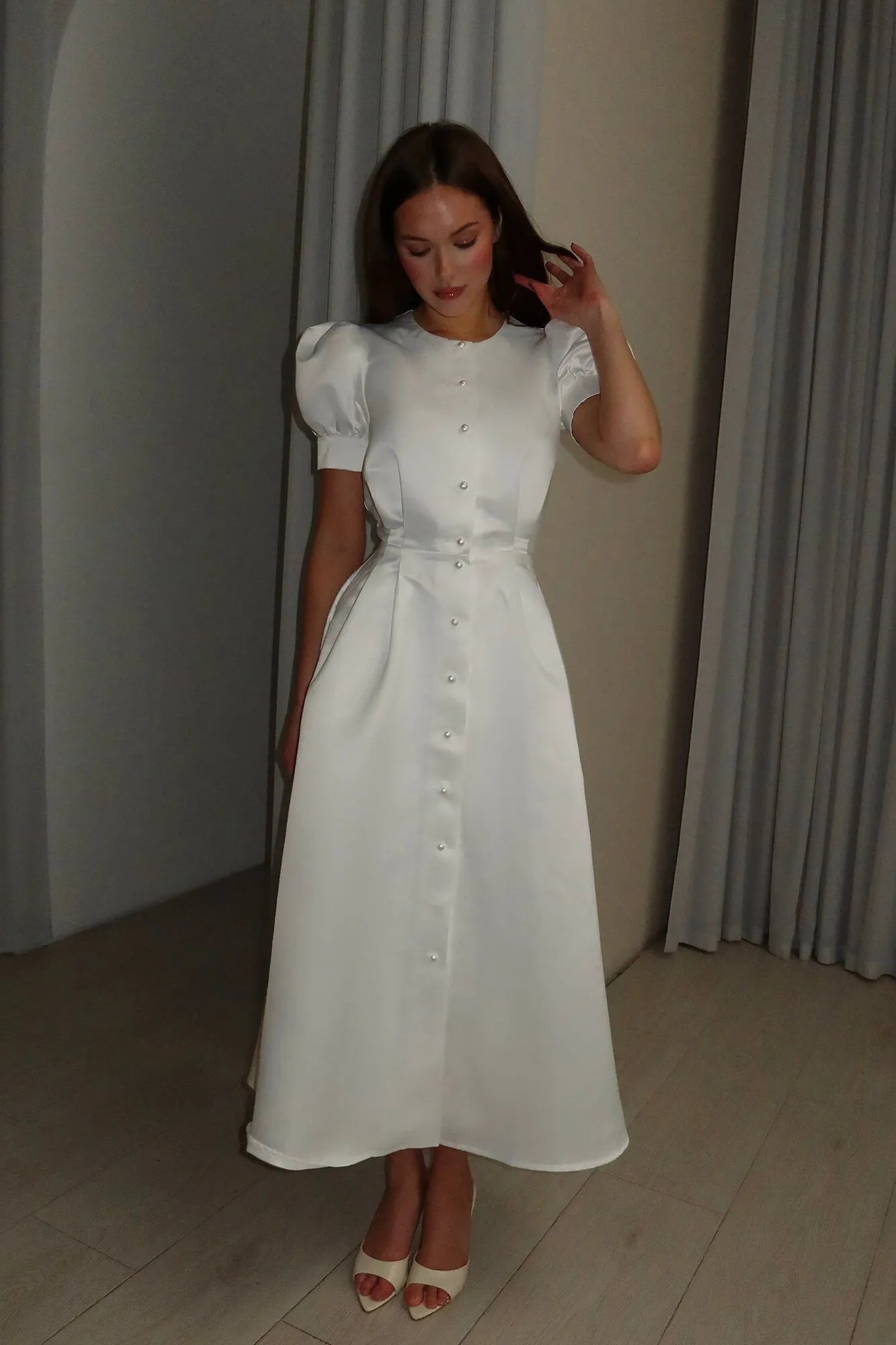 Vestido Midi com Botões Frontais e Saia Volumosa