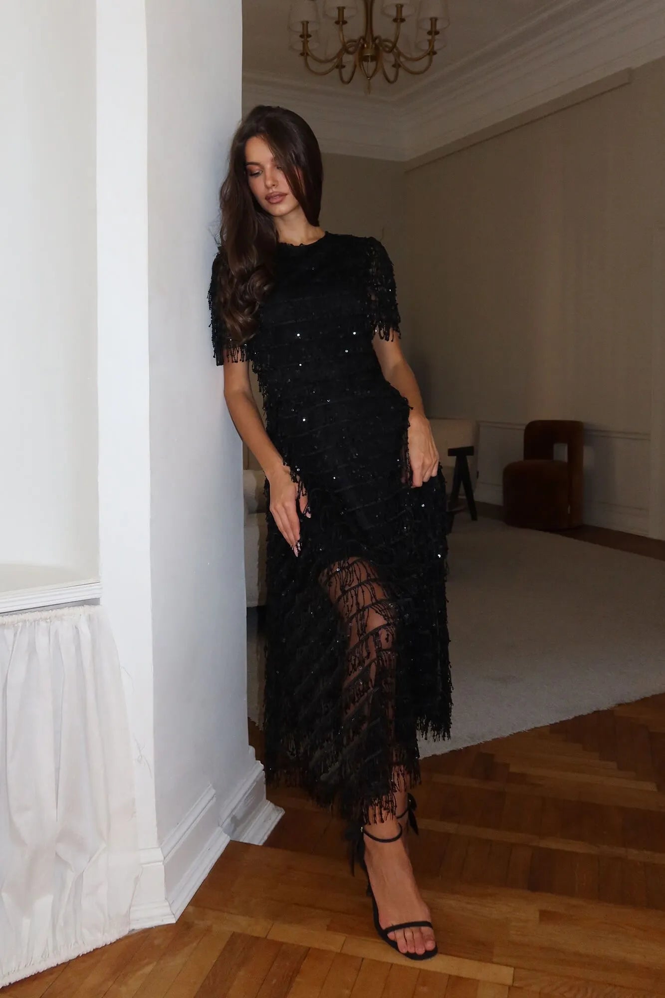 Vestido Midi com Paetês Brilhantes e Efeito Chuva