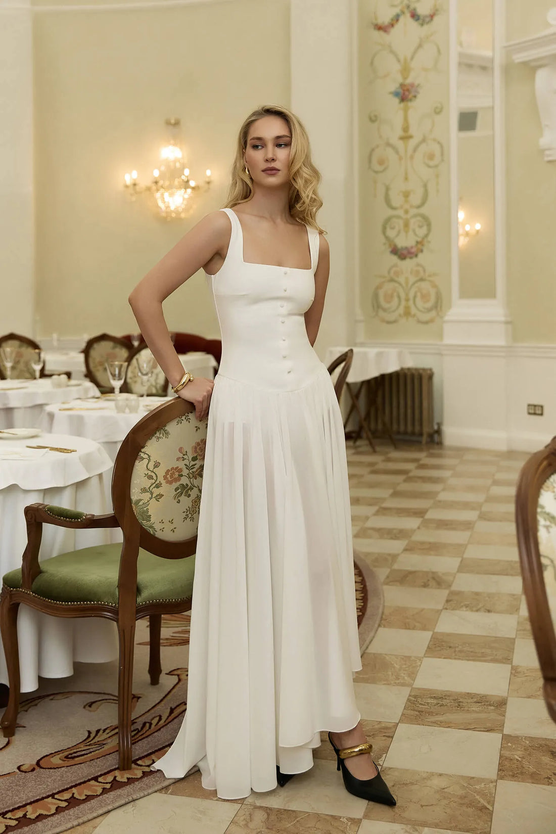 Vestido Longo com Saia Esvoaçante e Botões Decorativos