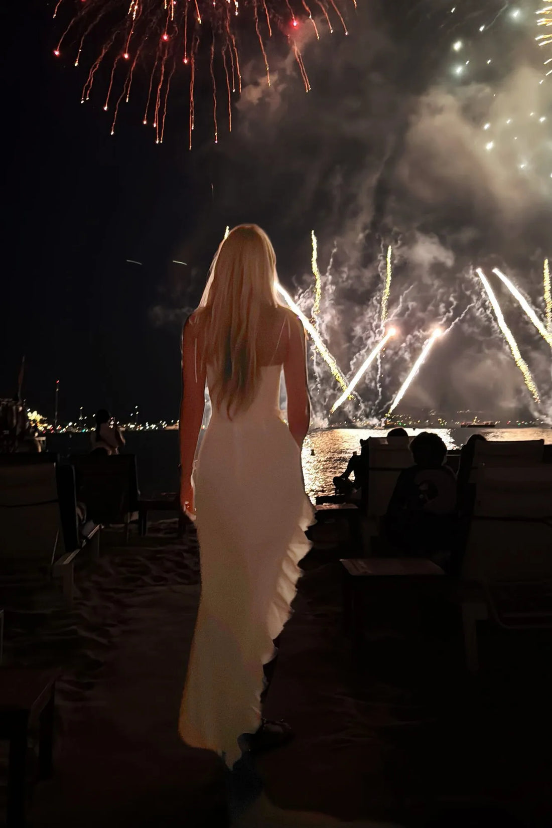 Vestido Midi com Renda Lateral e Detalhe na Cintura