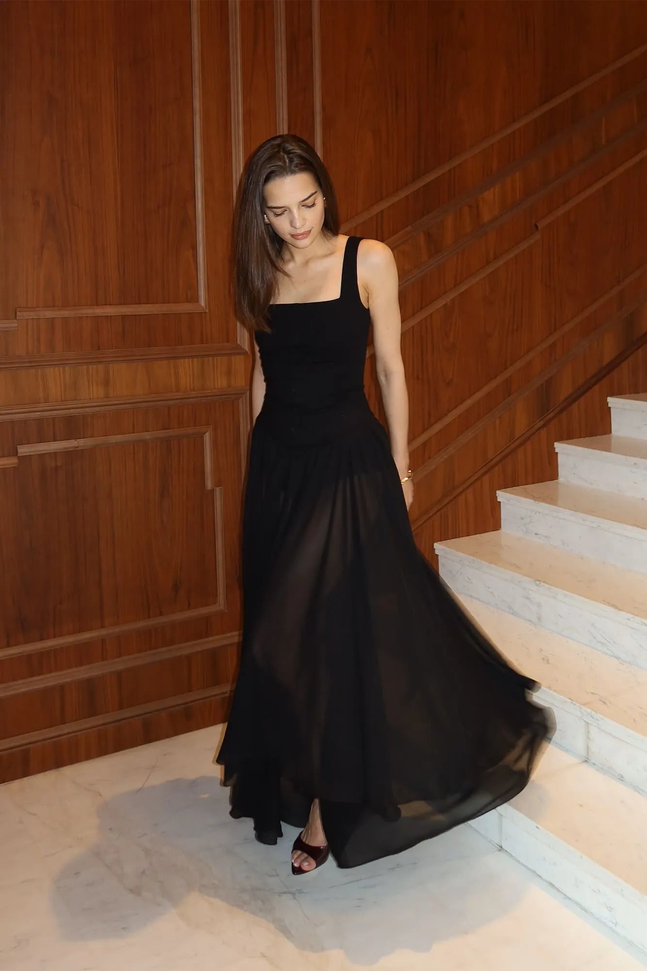 Vestido Longo com Saia Esvoaçante e Detalhe de Botões