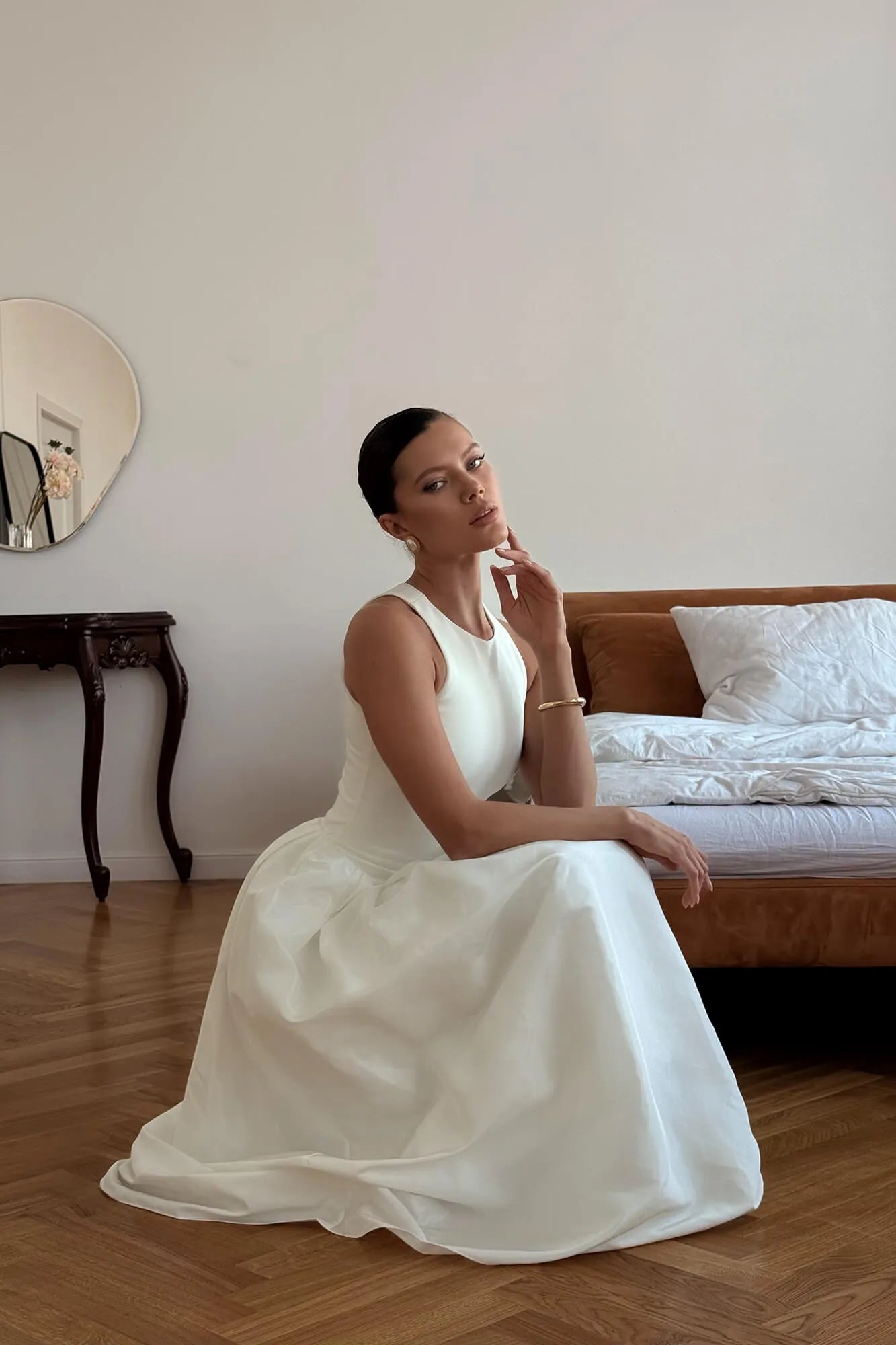 Vestido Midi com Saia Voluminosa em Tom Neutro