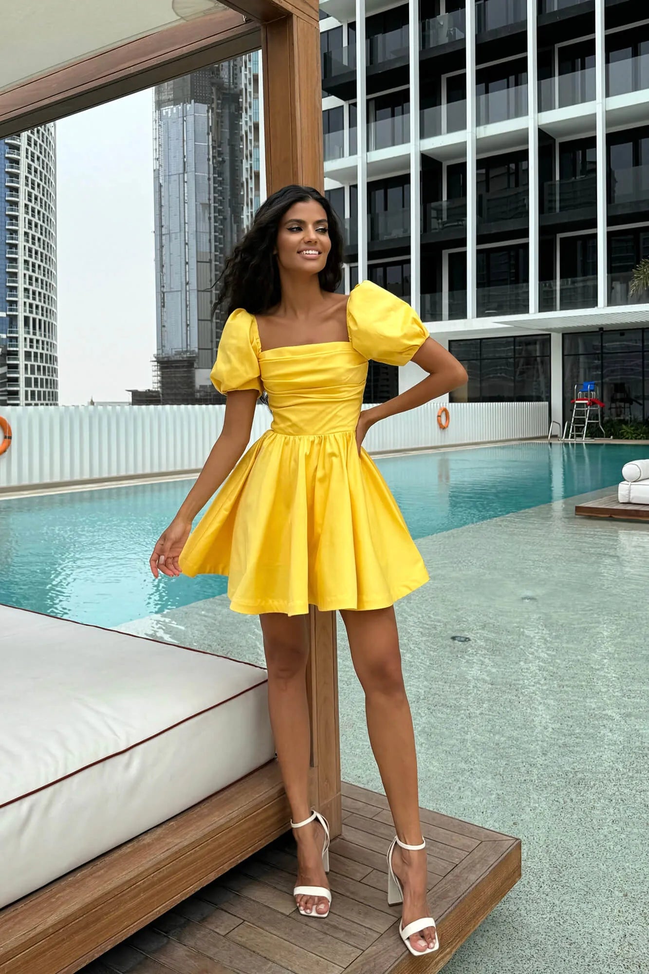 Vestido Mini com Drapeado no Busto e Mangas Bufantes