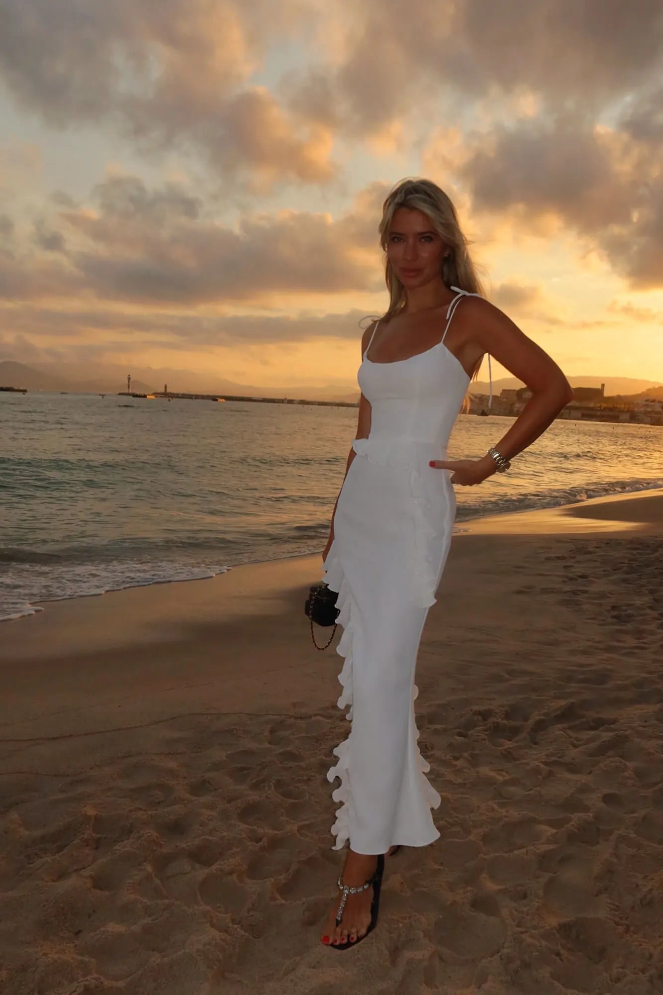 Vestido Midi com Renda Lateral e Detalhe na Cintura