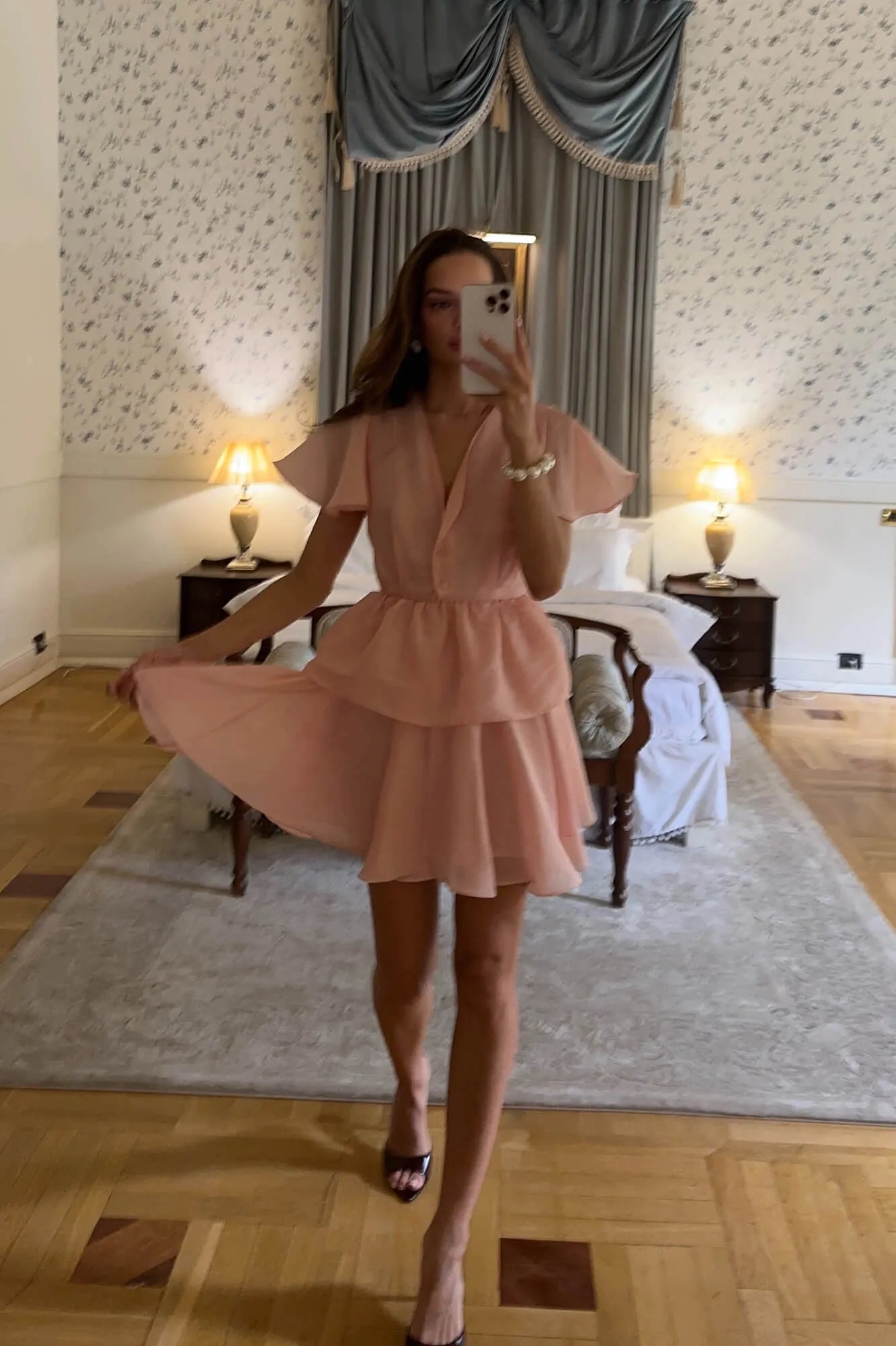 Vestido Mini com Babado Peplum e Mangas de Volante