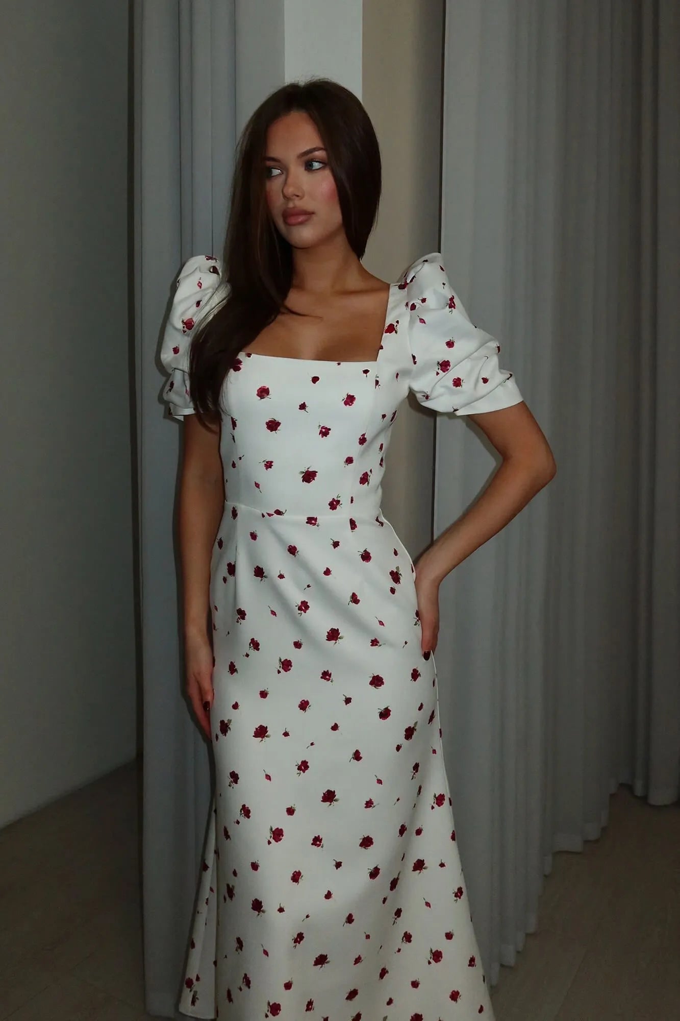 Vestido Midi com Decote Quadrado e Saia Godê