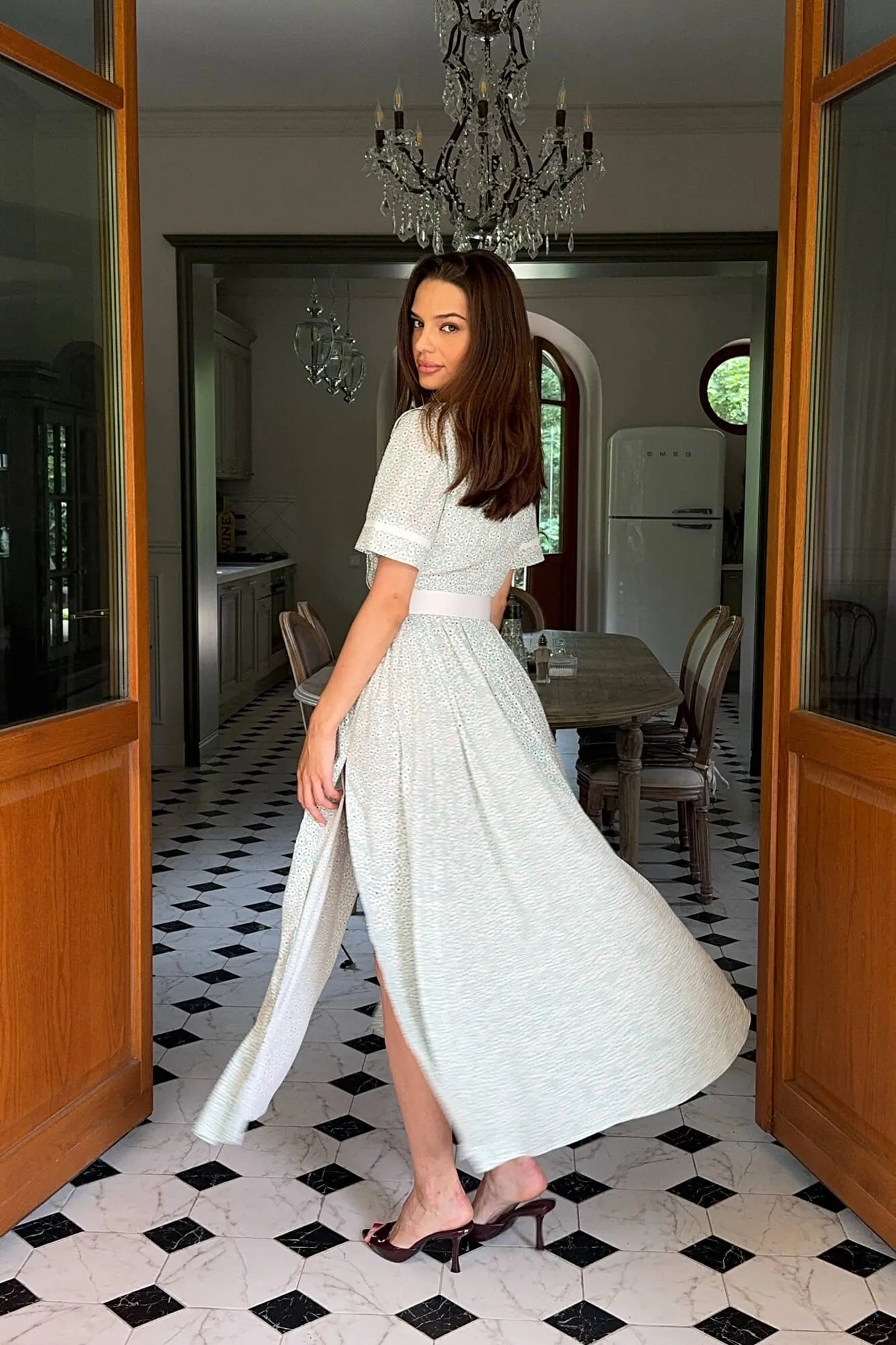 Vestido Midi Envelope com Fendas e Cintura Marcada