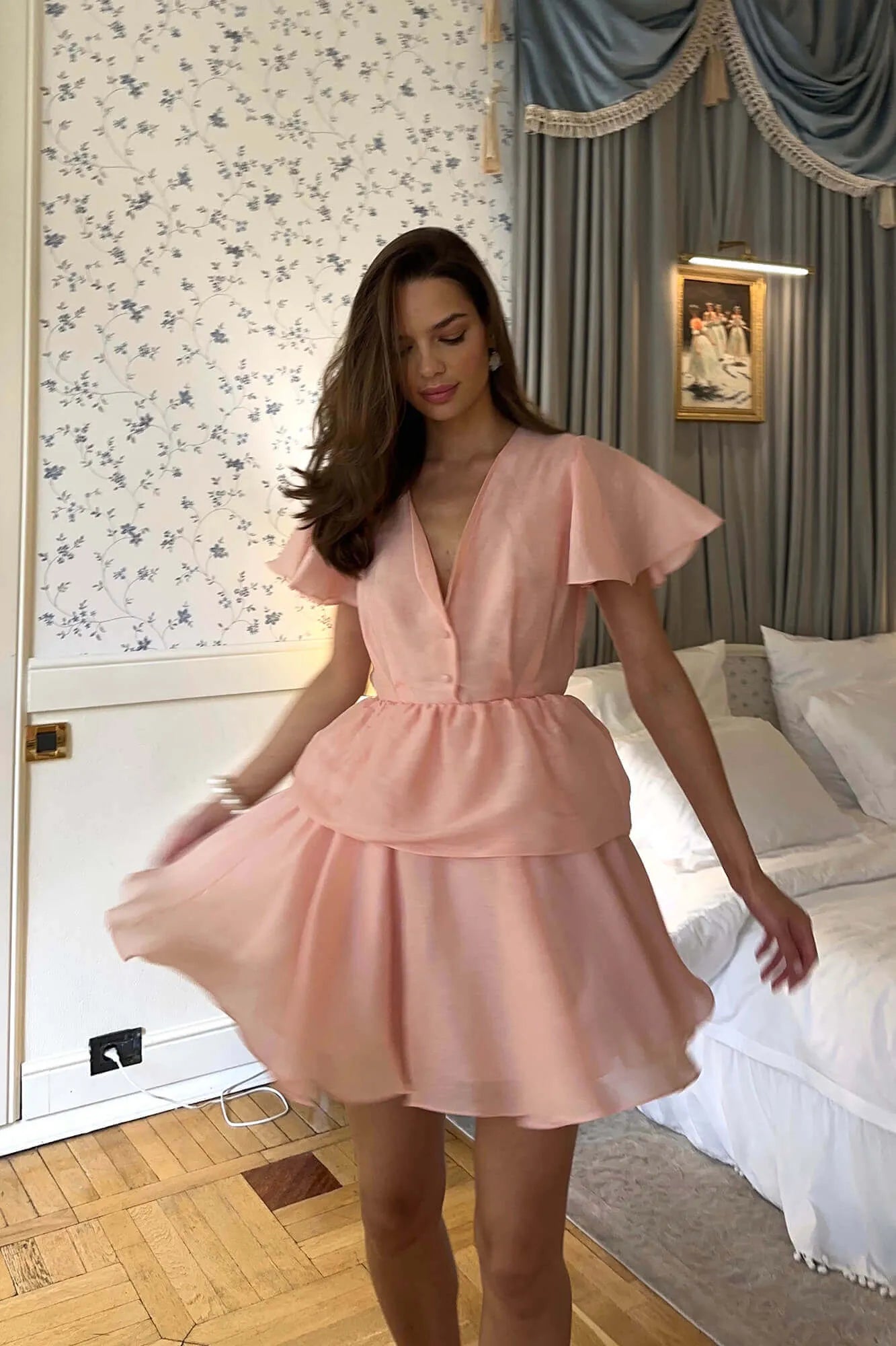 Vestido Mini com Babado Peplum e Mangas de Volante