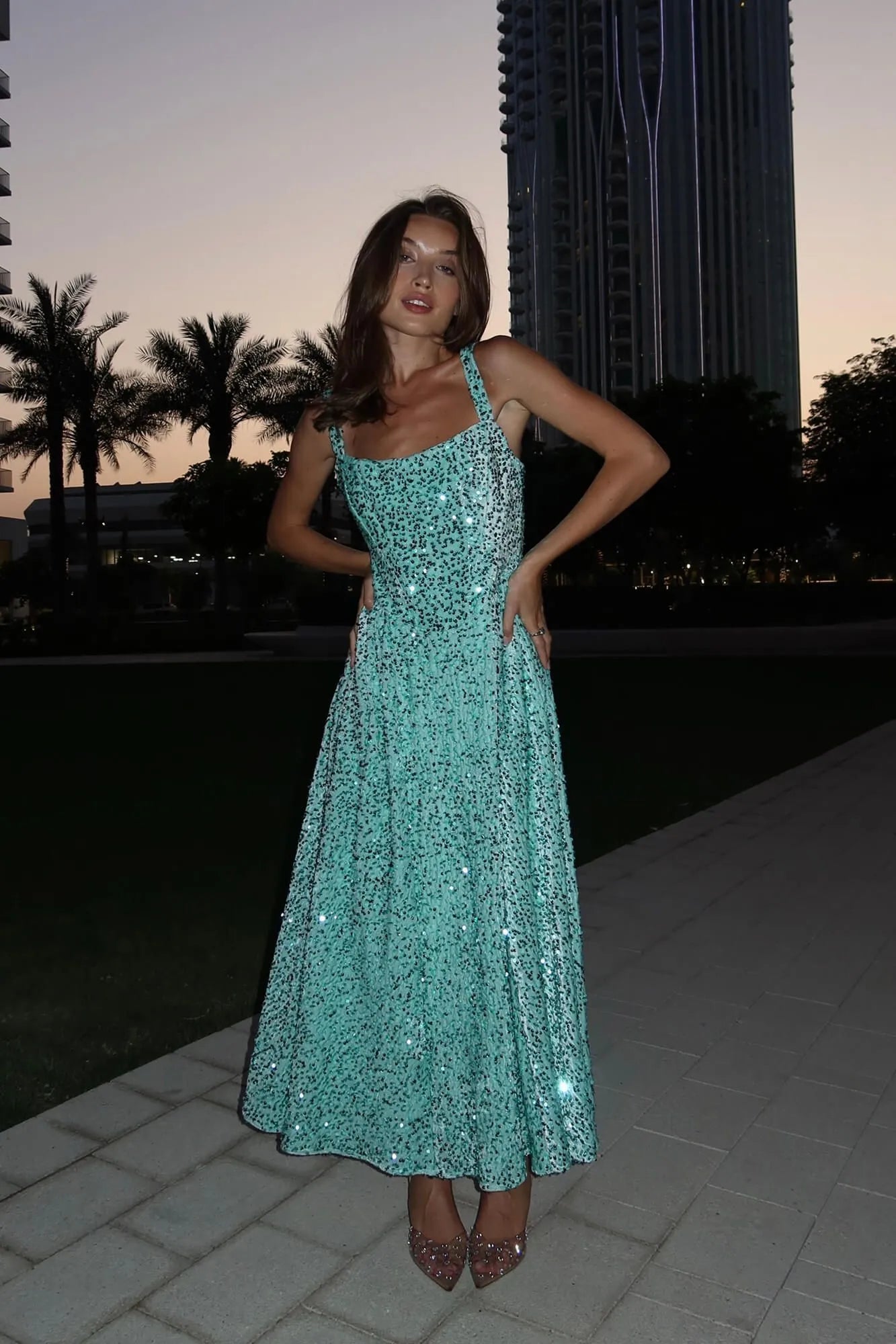 Vestido Midi de Veludo com Corset Estruturado e Paetês