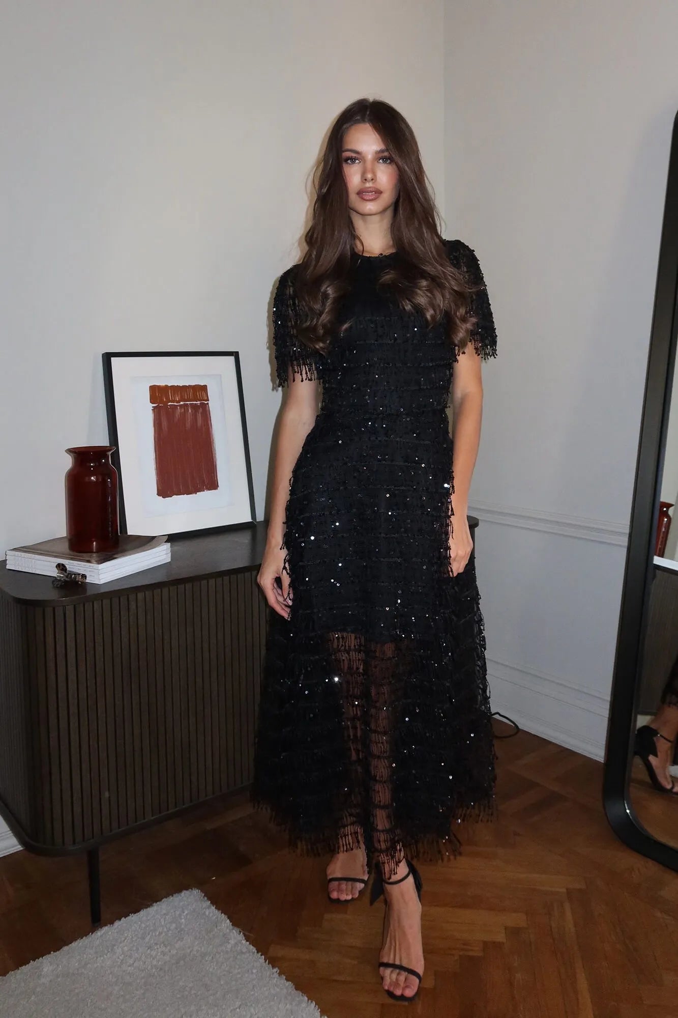 Vestido Midi com Paetês Brilhantes e Efeito Chuva