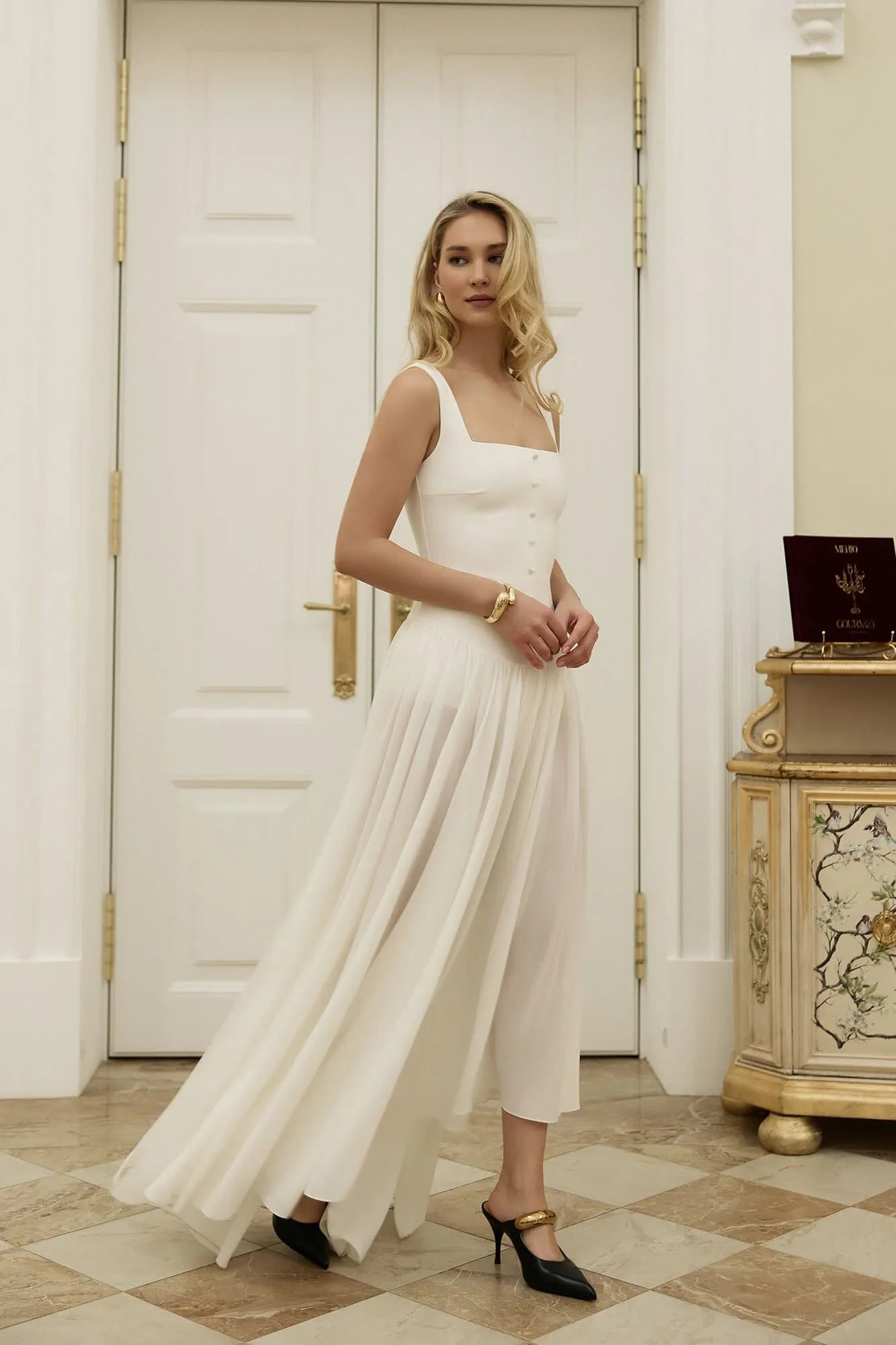 Vestido Longo com Saia Esvoaçante e Botões Decorativos