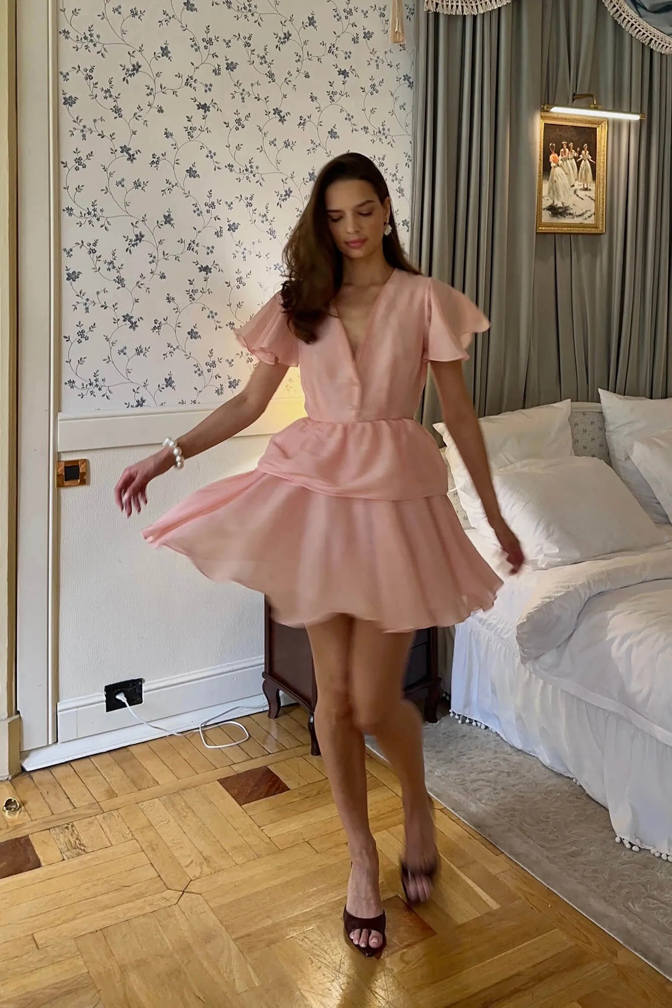 Vestido Mini com Babado Peplum e Mangas de Volante