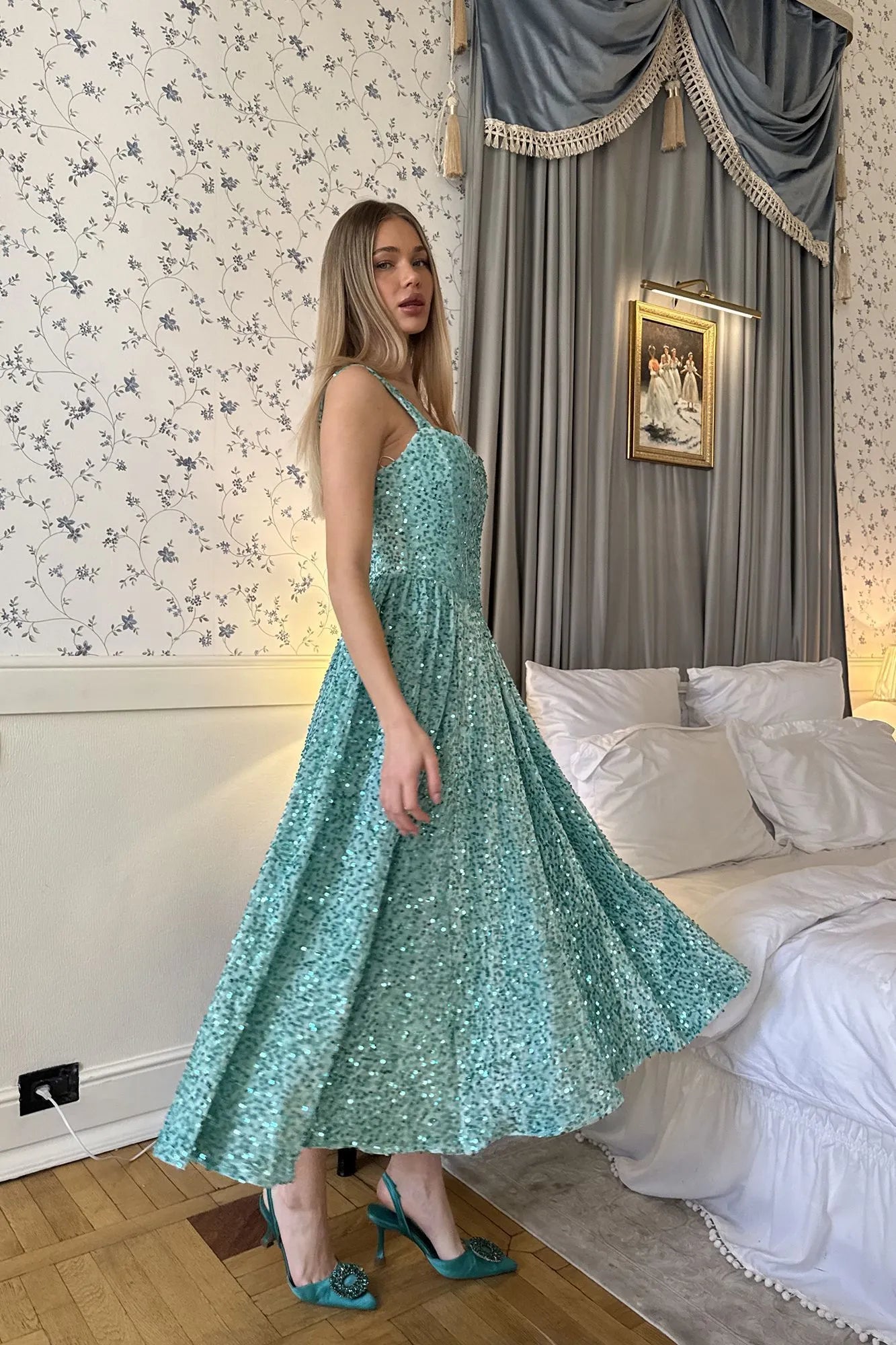 Vestido Midi de Veludo com Corset Estruturado e Paetês