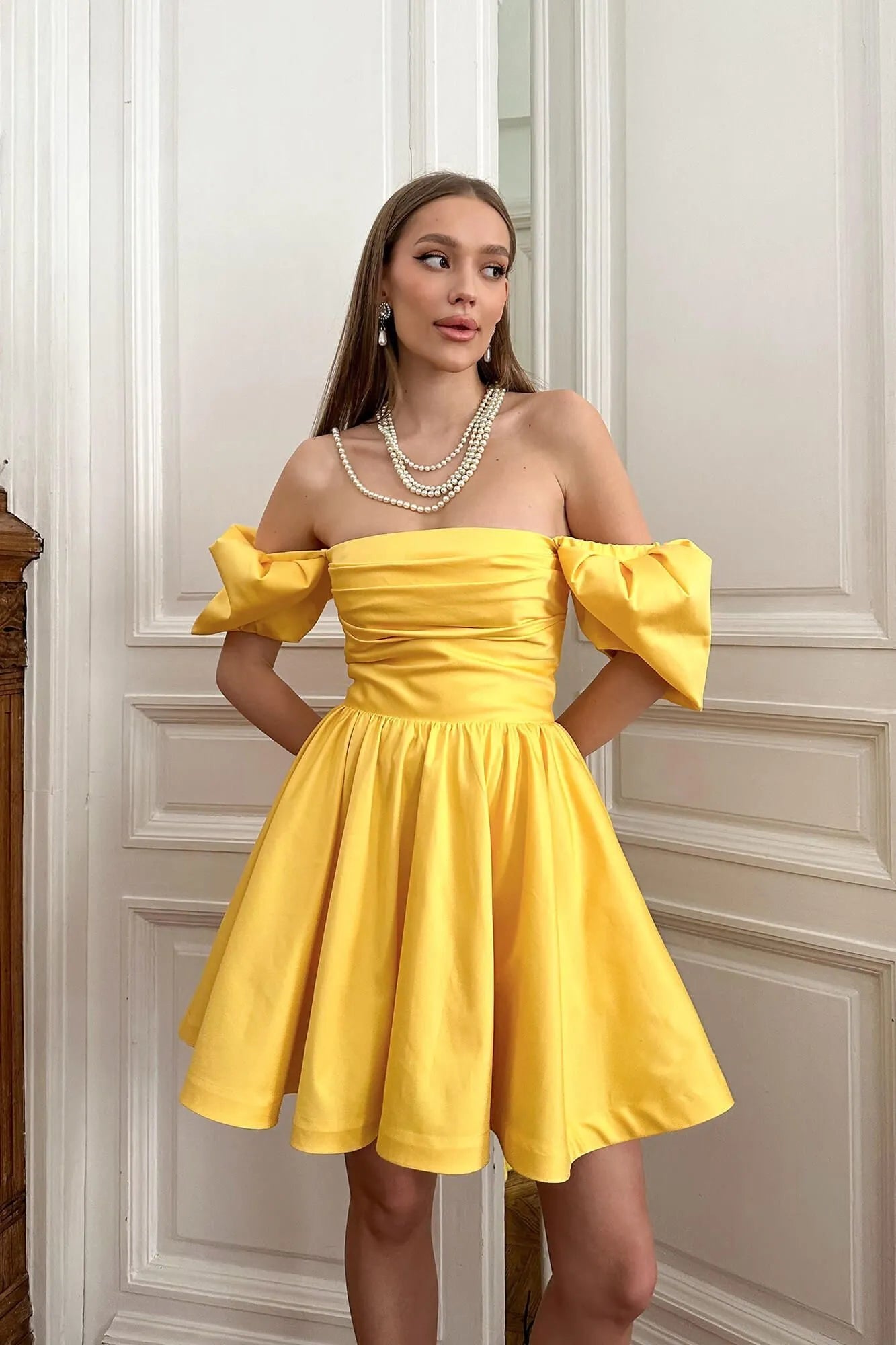 Vestido Mini com Drapeado no Busto e Mangas Bufantes
