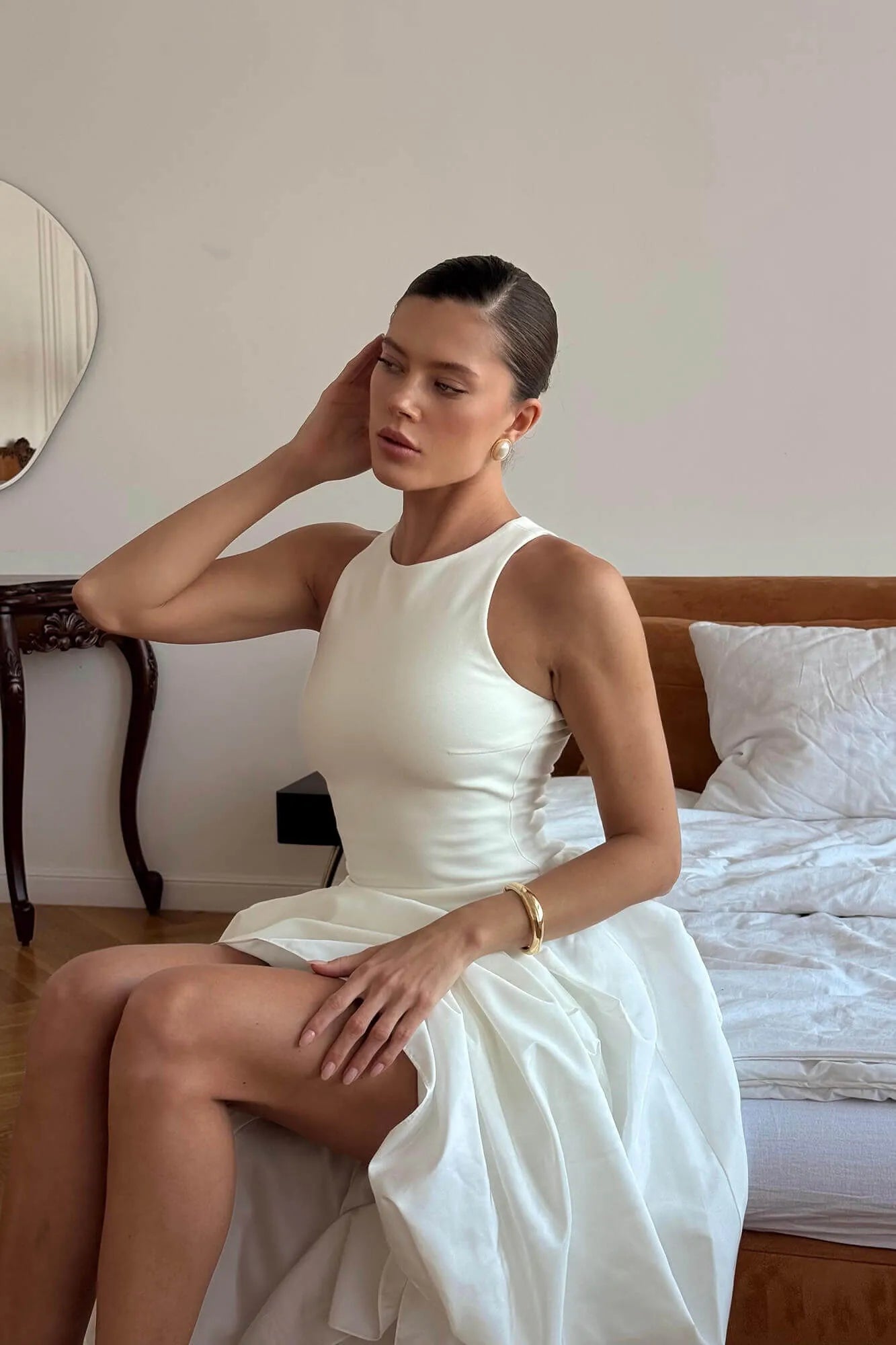 Vestido Midi com Saia Voluminosa em Tom Neutro