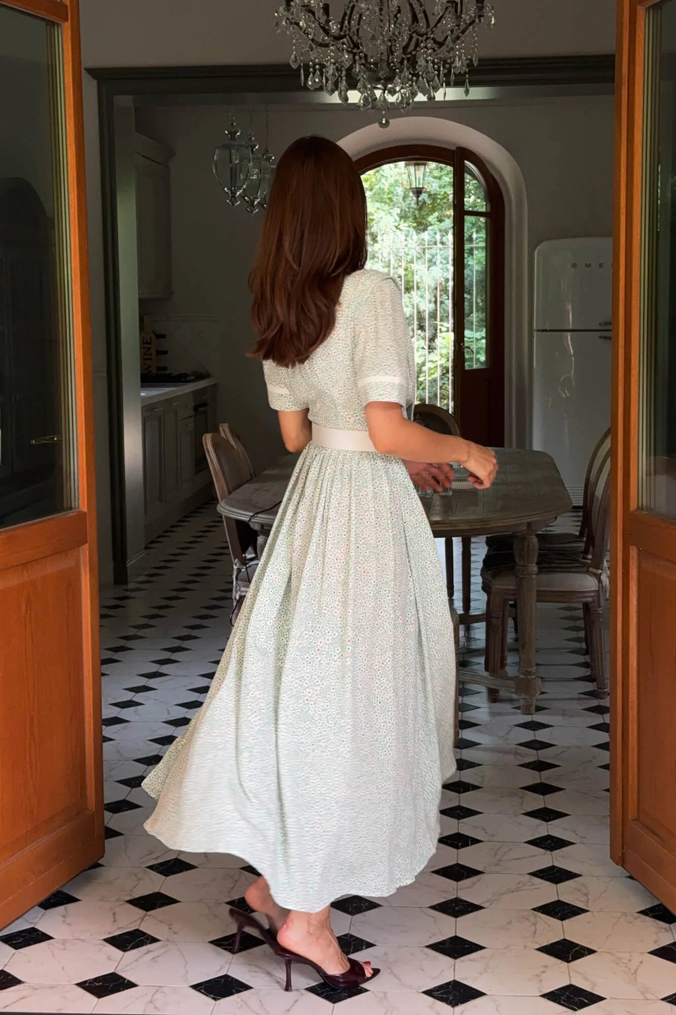 Vestido Midi Envelope com Fendas e Cintura Marcada