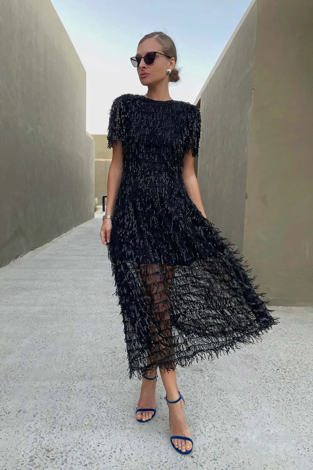 Vestido Midi com Paetês Brilhantes e Efeito Chuva