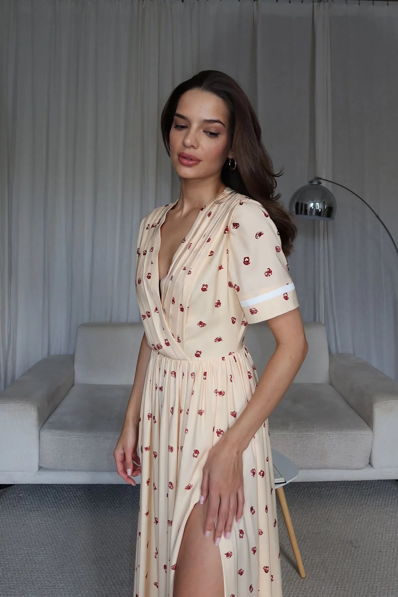 Vestido Midi Envelope com Fendas e Drapeado