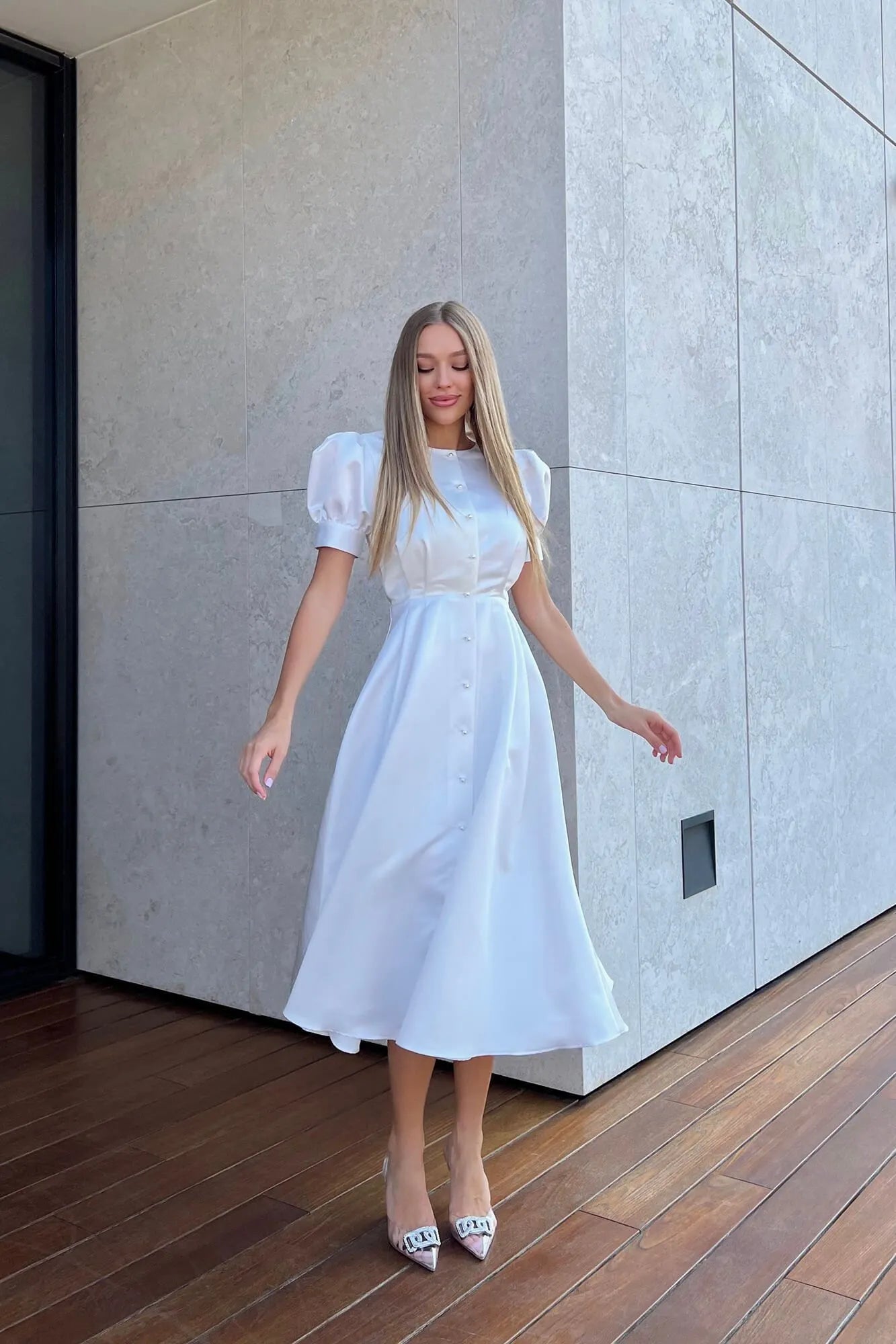 Vestido Midi com Botões Frontais e Saia Volumosa