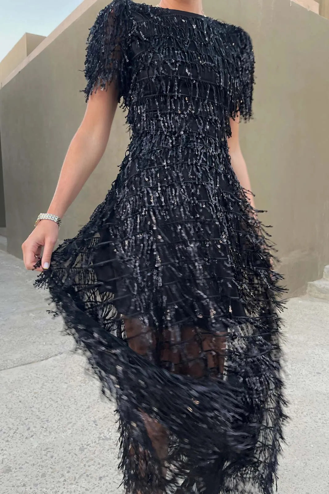 Vestido Midi com Paetês Brilhantes e Efeito Chuva