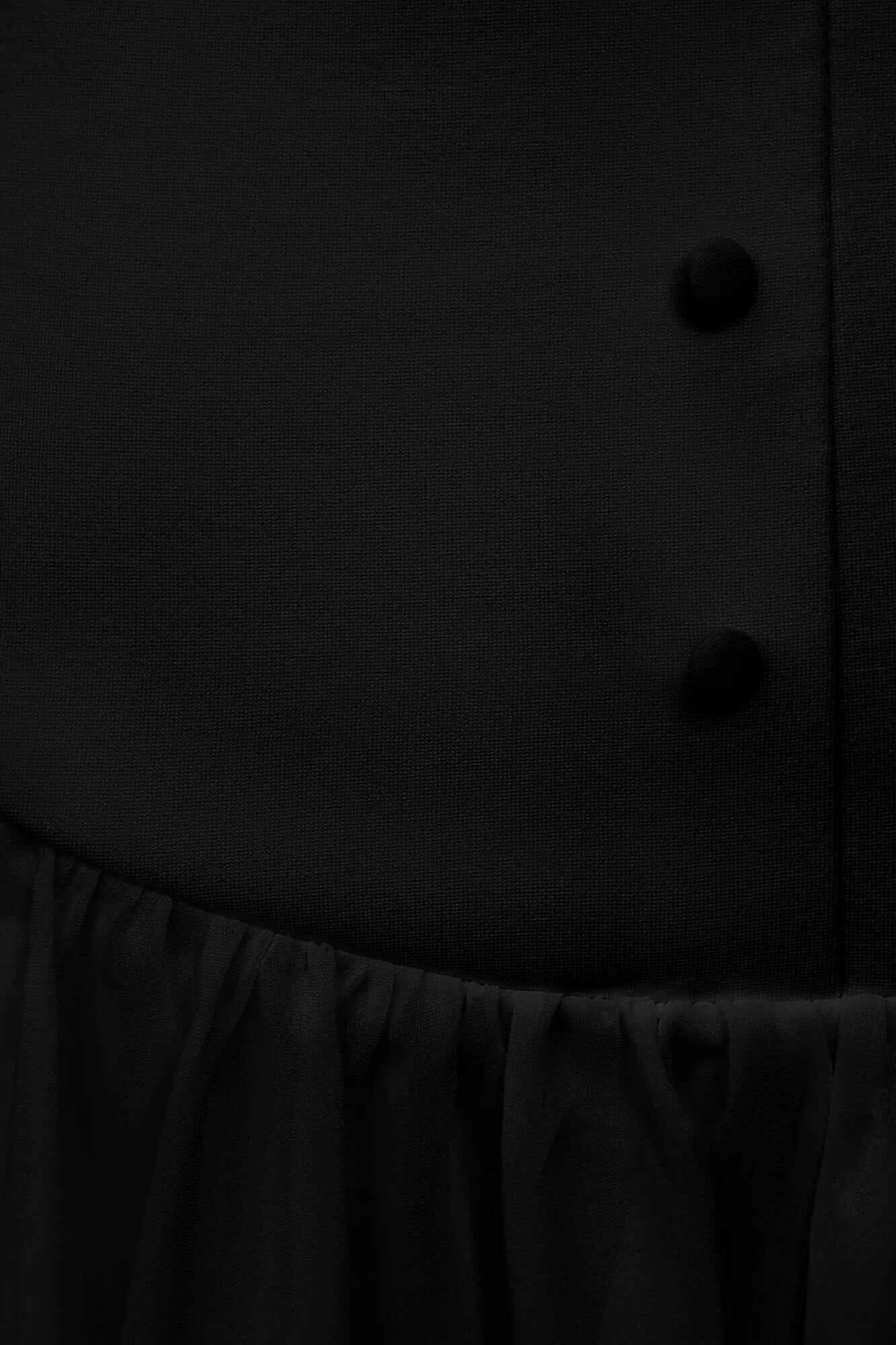 Vestido Longo com Saia Esvoaçante e Detalhe de Botões