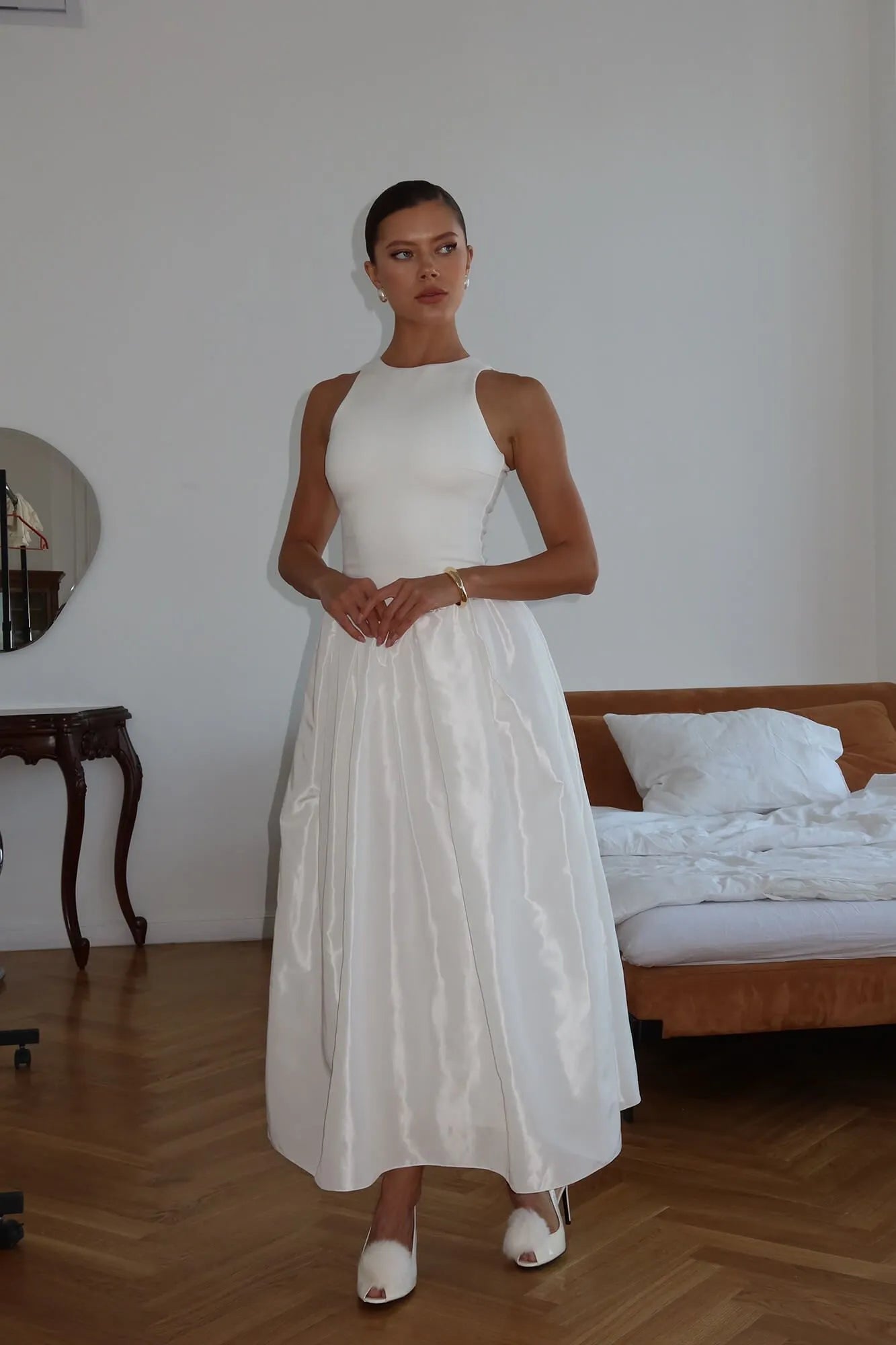 Vestido Midi com Saia Voluminosa em Tom Neutro