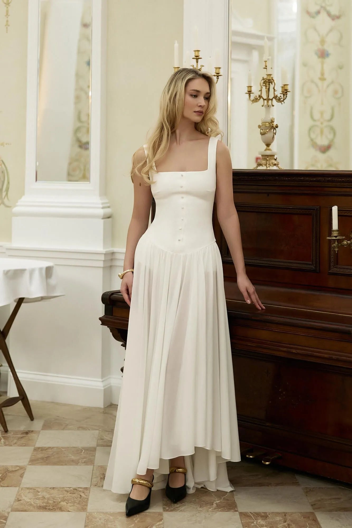 Vestido Longo com Saia Esvoaçante e Botões Decorativos