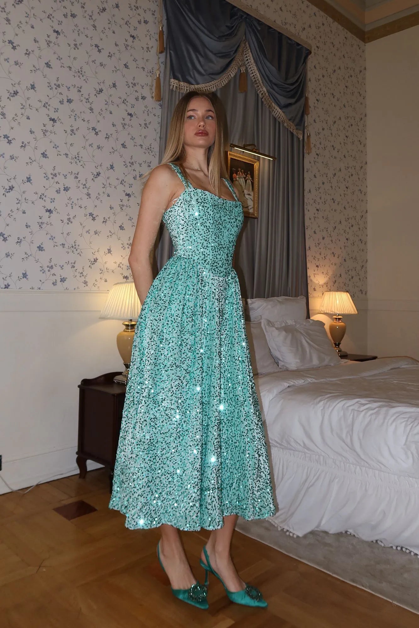 Vestido Midi de Veludo com Corset Estruturado e Paetês