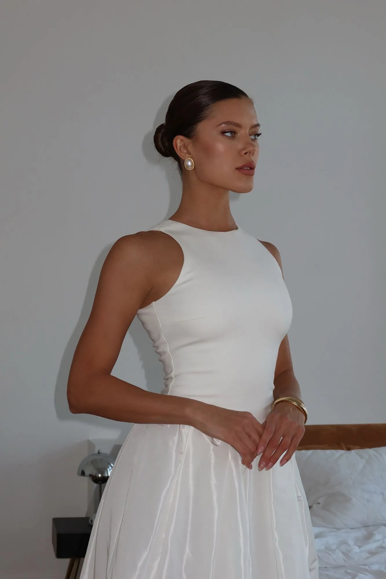 Vestido Midi com Saia Voluminosa em Tom Neutro