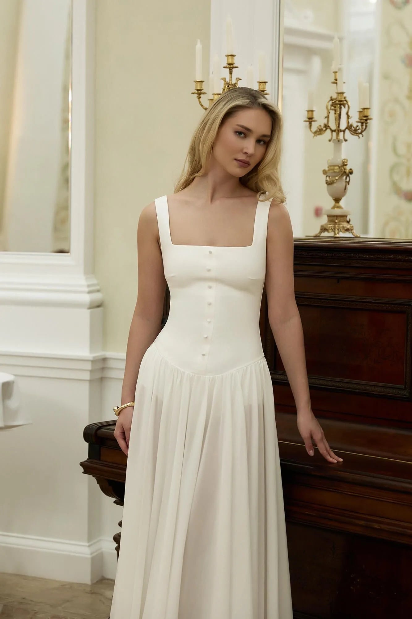 Vestido Longo com Saia Esvoaçante e Botões Decorativos